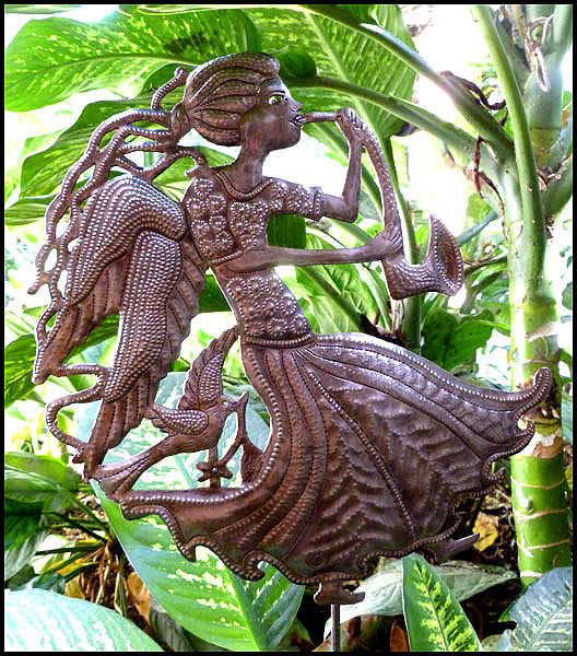 Butterfly Metal Plant Stake - Outdoor Metal Art Yard Art - Haitian Steel  Drum Metal Art - Metal Garden Art - Handcrafted Outdoor Garden Decor -  Metal Plant Stick